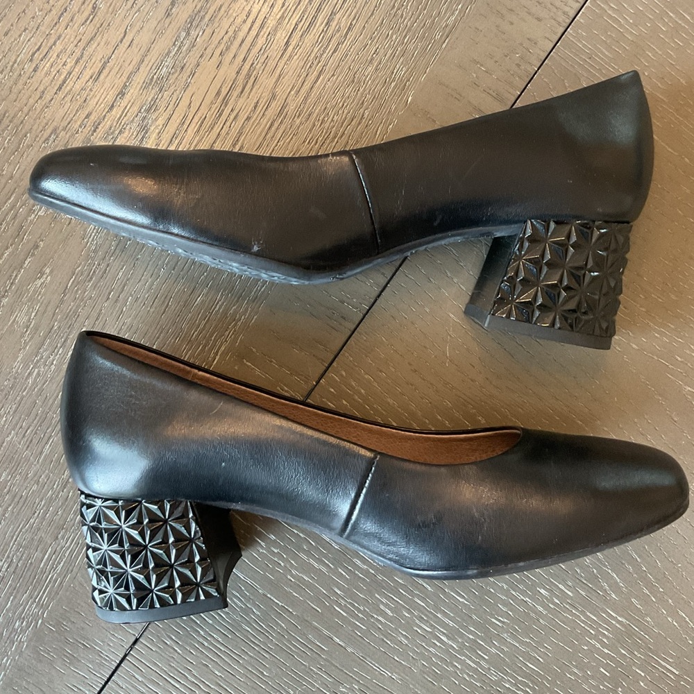 WONDERS Comfort Classic Black Leather Pumps with decorative heels.